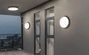 ब्रास वि. स्टेनलेस स्टील बल्कहेड लाइटहरू: तटीय क्षेत्रहरूको लागि कुन राम्रो छ?